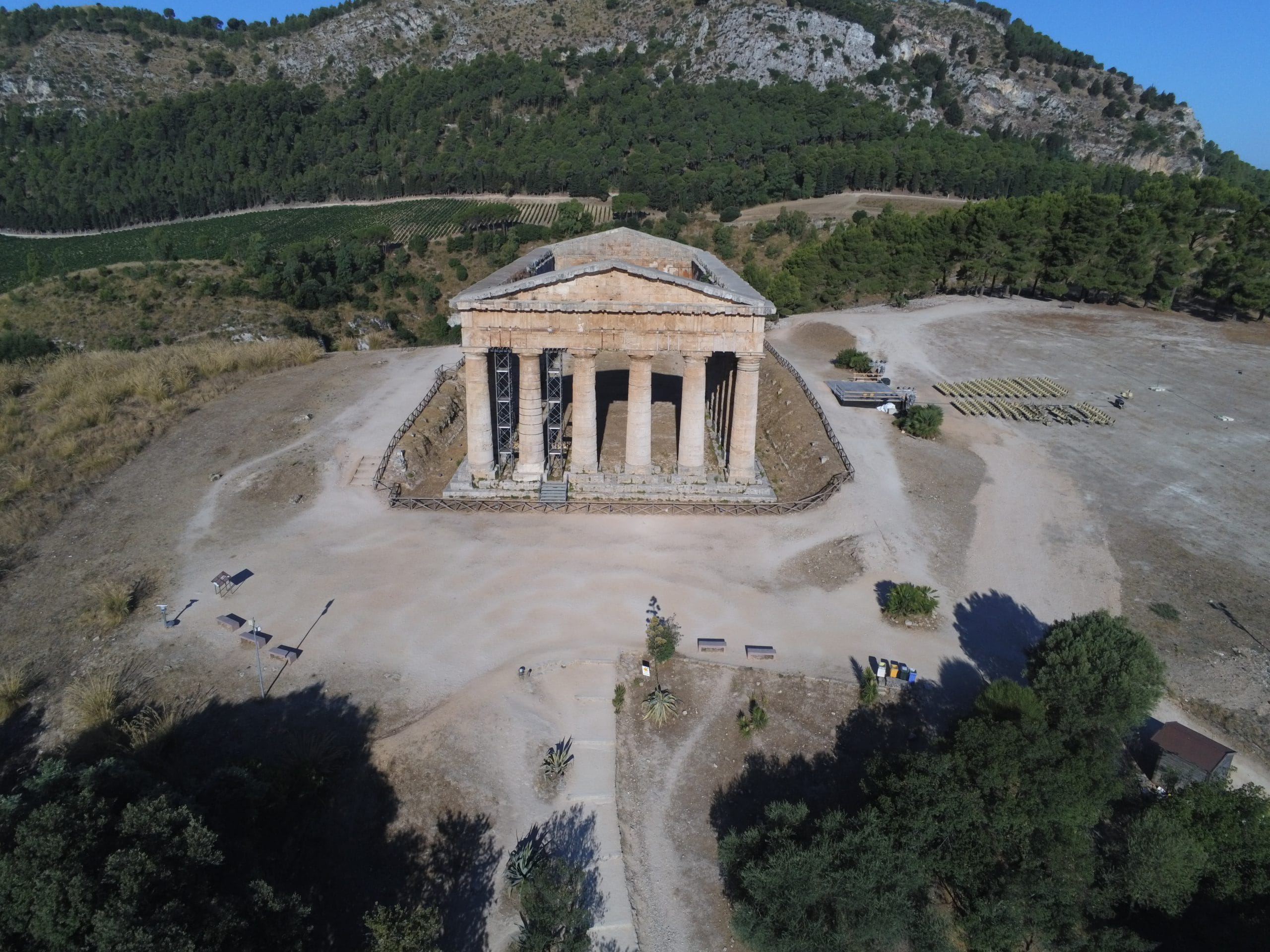 Calatafimi e Segesta sono due importanti luoghi storici della provincia di Trapani, situati a poca distanza l'uno dall'altro. Ecco alcune informazioni su questi luoghi: Calatafimi: Calatafimi è una piccola città situata a sud-ovest di Trapani, famosa per la sua storia antica. La città era un importante centro della civiltà sicana e ospita numerosi monumenti storici, tra cui un antico teatro greco e una cittadella medievale. Segesta: Segesta è una antica città situata a nord-ovest di Trapani, famosa per il suo tempio greco risalente al V secolo a.C. e per il suo teatro greco, che offre una vista panoramica sulla campagna circostante. Entrambi questi luoghi sono stati dichiarati Patrimonio dell'Umanità dall'UNESCO e sono tra i più importanti tesori storici e culturali della Sicilia. Questi siti archeologici offrono una finestra sulla storia antica della regione e sono un must-see per chiunque sia interessato alla storia e alla cultura della Sicilia.